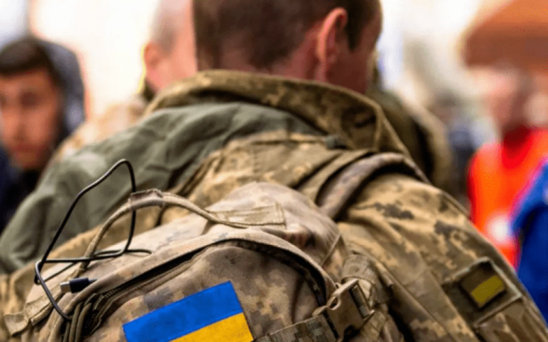 B Die Ukrainische Legion in Polen erhielt mehr als 1000 Bewerbungen“ /></p>
<p><strong>Im November begann die Rekrutierung, Verträge wurden unterzeichnet und Bildung der ersten ukrainischen Einheit.</strong></p>
<p>Die Ukrainische Legion, die auf dem Territorium Polens gebildet wird, wurde bereits von mehr als 1.000 Personen kontaktiert, die entsprechende Anträge eingereicht haben.</p >
<p>Dies berichtete der ukrainische Botschafter in Polen, Wassili Bodnar, in einem Interview mit Suspilna.</p>
<p>Er wies darauf hin, dass auf Ersuchen des Verteidigungsministeriums die genaue Zahl der Anträge „geheim“ sei Informationen.“</p>
<p>„Insgesamt haben wir Mehr als tausend Anträge werden derzeit von der zuständigen Kommission geprüft. Wir hoffen, dass diese Zahl stetig wächst“, sagte der ukrainische Diplomat.</p>
<p>Vasyl Bodnar stellte fest, dass die polnische Seite „ziemlich ernste Bedingungen“ stellt. für die militärische Grundausbildung von Rekruten. Abhängig von der Spezialisierung der Kämpfer werden sie zu speziellen Trainingsplätzen geschickt.</p>
<p>„Danach werden sie zu der entsprechenden Militäreinheit auf dem Territorium der Ukraine formiert, wo diejenigen, die sich für die Ukrainer angemeldet haben.“ „Die Legion ist bereits der einen oder anderen Militäreinheit direkt unterstellt“, sagte der Botschafter.</p>
<p>Wassili Bodnar wies darauf hin, dass die Rekrutierung, Vertragsunterzeichnung und Bildung der ersten ukrainischen Einheit im November begonnen habe. Der nächste Eintrag ist für den 10. Januar geplant.</p>
<p>Wir möchten Sie daran erinnern, dass wir im ersten Monat des Betriebs des Rekrutierungszentrums der Ukrainischen Legion in Polen mehr als 500 Bewerbungen von ukrainischen Bürgern mit Wohnsitz in 30 erhalten haben Länder.</p>
<h4>Ähnliche Themen:</h4>
<p>Weitere Nachrichten</p>
<!-- relpost-thumb-wrapper --><div class=