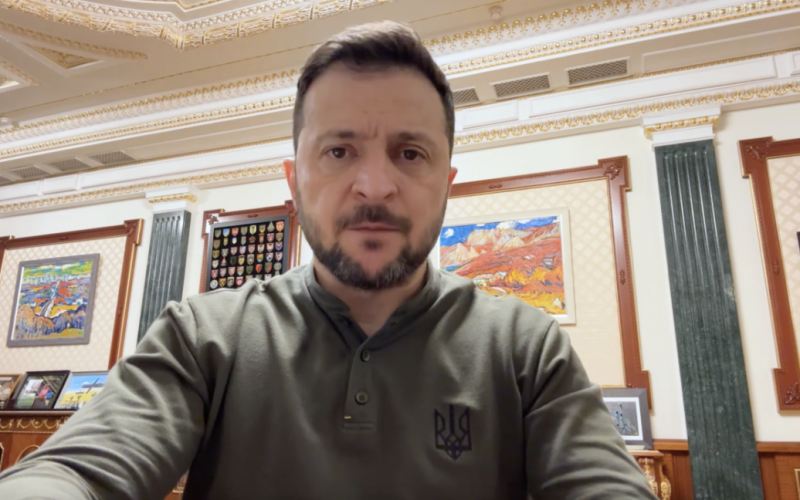 Zelensky kommentierte die Idee der Reduzierung des Wehrpflichtalters der Ukrainer“ /></p>
<p><strong>Er ist überzeugt, dass es notwendig ist, beides zu bewahren so viele Leben wie möglich.</strong></p>
<p><strong>In den Medien wird viel darüber gesprochen, das Wehrpflichtalter für die Entsendung von Ukrainern an die Front herabzusetzen.</strong></p >
<p>Der ukrainische Präsident Wladimir Selenskyj erklärte dies in einer Erklärung auf Plattform Die Ausrüstung und Ausbildung junger Soldaten muss im Vordergrund stehen und nicht die Reduzierung des militärischen Potenzials Russlands Die Senkung des Wehrpflichtalters in der Ukraine sollte darin bestehen, so viele Leben wie möglich zu retten und nicht darin, Waffen in Lagern aufzubewahren“, bemerkte das ukrainische Staatsoberhaupt.</p>
<p>Erinnern wir uns daran, wie die Werchowna sagte Rada aus der Ukraine sagte, es gebe keine Gesetzesinitiativen zur Senkung des Mobilisierungsalters in der Ukraine auf 18 Jahre. Fjodor Venislawski, Mitglied des Ausschusses für nationale Sicherheit der Werchowna Rada, fügte außerdem hinzu, dass die Werchowna Rada keine erzwungene Mobilisierung von Frauen in Betracht zieht.</p>
<h4>Ähnliche Themen:</h4>
<p>Weitere Nachrichten</p>
<!-- relpost-thumb-wrapper --><div class=