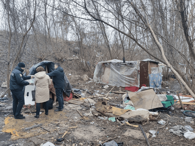 In der Nähe von Ternopil wurde eine Familie mit 5 Kindern gefunden, die in einer Hütte in einem Wald lebte