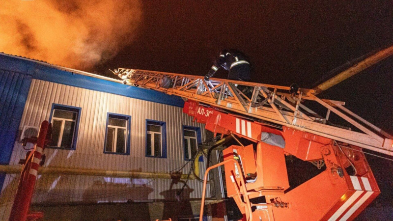 Beschuss von Charkow: Großbrand auf Unternehmen, unter den Opfern ist ein Kind