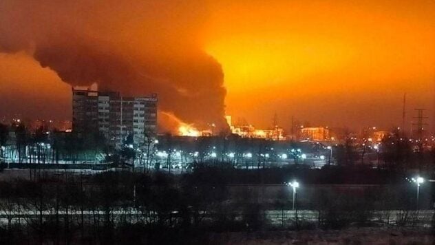 In Gatschina, Leningrader Gebiet, ist ein Großbrand ausgebrochen: Rauch wabert über der Stadt 