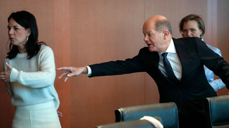 Die Medien verbreiteten ein Foto von Burbock, der vor Scholz „wegläuft“: Der deutsche Außenminister klärte die Situation auf