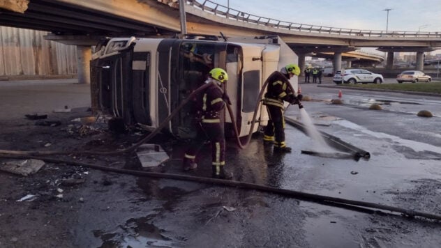 Der Lastwagen stürzte am Ausgang der Südbrücke in Kiew ab: Was ist bekannt