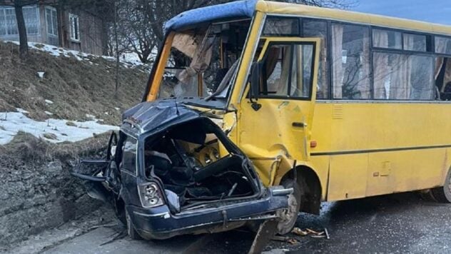 In den Gegenverkehr geflogen: 4 Menschen getötet, verletzt bei Verkehrsunfall in Tukholz, Region Lwiw