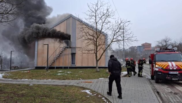 In Lviv löschen Rettungskräfte einen Brand in einem Zentrum für vertriebene Frauen mit Kindern