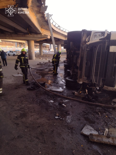 Der Lastwagen stürzte am Ausgang der Südbrücke in Kiew ab: Was ist bekannt? /></p>
<p id=