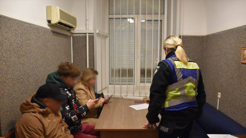 B Die Kiewer Polizei fand eine Gruppe junger Männer, die die Straße blockierten und russische Musik hörten. /></p>
<p>Foto: Kiewer Polizei</p>
<p><img decoding=