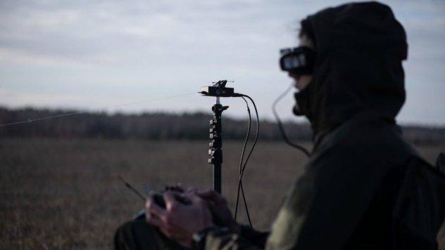 Drohnen haben die Kriegsführung bereits verändert, und die Ukraine wird ihre Produktion weiter steigern. — Selenskyj Drohnen haben den Krieg bereits verändert, und die Ukraine wird ihre Produktion weiter steigern – Zelensky“/></p>
<p>Heute haben sich Angriffsdrohnen bereits völlig verändert Krieg und kompensieren den Mangel an Artillerie auf dem Schlachtfeld.</p>
<p>Der ukrainische Präsident Wladimir Selenskyj gab dies in seinem Telegram-Kanal bekannt.</p>
<h2>Die Rolle von Drohnen im Krieg</h2>
<p >Das Staatsoberhaupt betonte, dass Drohnen zu einem der wichtigsten Instrumente im Kampf gegen den Besatzer geworden seien.</p>
<p>Jetzt schauen wir uns </p>
<blockquote>
<p>— Sowohl an der Front als auch hinter den feindlichen Linien. Drohnen haben die Kriegsführung bereits verändert. Sie schützen das Leben unseres Volkes und gleichen den Mangel an anderen Waffen aus, insbesondere an Artillerie, dank derer wir uns verteidigen und die Eindringlinge vernichten können, — Zelensky schrieb.</p>
</blockquote>
<p>Der Präsident dankte allen, die sich dafür einsetzen, dass die Ukraine einen Vorsprung bei Drohnen hat.</p>
<p>— Vielen Dank an alle, die produzieren und liefern, die ausbilden und nach neuen technischen Lösungen suchen und unsere Armee weiterentwickeln. <strong>Wir werden die Arbeit in dieser Richtung weiter verstärken, damit die Technologie unserem Staat hilft, seine Ziele zu erreichen</strong>, — er schrieb.</p>
<p>Wolodymyr Selenskyj fügte außerdem Fotos von der Nutzung von Drohnen durch das ukrainische Militär an der Front hinzu.</p>
<p><iframe loading=