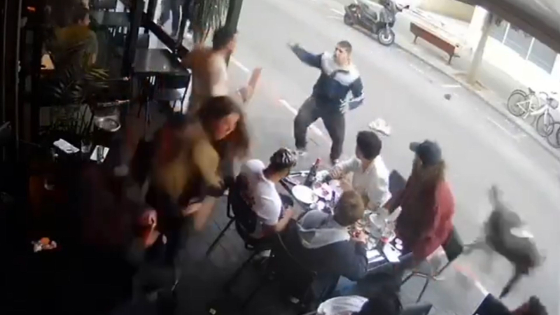 In Tel Aviv hat ein 19-jähriger Junge Passanten mit einem Messer angegriffen: Der Vorfall wurde auf Video festgehalten