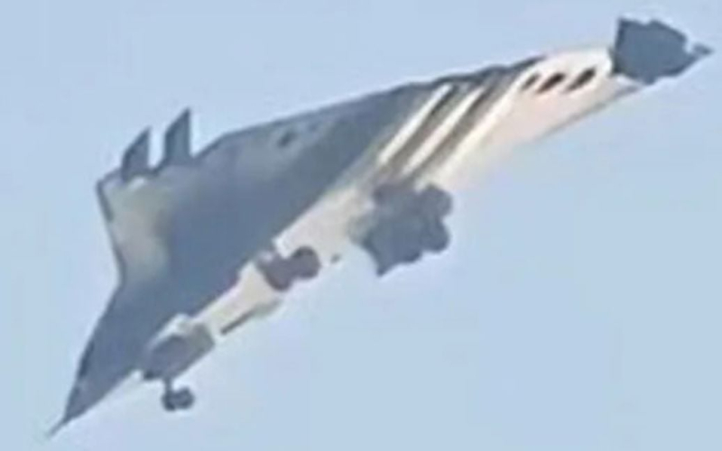 China zeigte zum ersten Mal seine schwanzlosen Jäger: Die Geheimnisse des Flugzeugs wurden gelüftet“ /></p>
<p><strong>Beide Modelle haben ein schwanzloses Design, wodurch sie für das Radar weniger sichtbar sind und mehr Innenraum für Treibstoff und Waffen bieten.</strong></p>
<p>Im Dezember zwei Die führenden chinesischen Flugzeughersteller Chengdu und Shenyang Aircraft Corporations präsentierten getrennt Demonstrationsmodelle neuer bemannter Tarnkappenflugzeuge der sechsten Generation. Die Geheimnisse neuer chinesischer Stealth-Flugzeuge wurden gelüftet.</p>
<p>Der Militärbeobachter David Ax schreibt darüber für The Telegraph.</p>
<p>Am 18. Dezember veröffentlichte das US-Verteidigungsministerium seinen nächsten Jahresbericht über Chinas militärisches Potenzial. Das Dokument enthält eine ernsthafte Analyse, die die rasche Modernisierung der Volksbefreiungsarmee Chinas in Bereichen wie Weltraum, Cyberspace, Luft, Land, Meer und Unterwasser detailliert beschreibt. Diese Modernisierung zielt offenbar darauf ab, die chinesische Armee auf eine mögliche Invasion und Besetzung Taiwans vorzubereiten. Gleichzeitig soll es jegliche Einmischungsversuche der USA oder ihrer Verbündeten abschrecken.</p>
<p>Besonderes Augenmerk wird im Pentagon-Bericht auf Chinas Luftwaffe (PLAF) gelegt.</p>
<p> < p>„PLAF versucht, seine Möglichkeiten zur Energieprojektion zu erweitern“, heißt es in dem Dokument.</p>
<p>Je weiter chinesische Flugzeuge in den Westpazifik vordringen können und je mehr Waffen sie transportieren können, desto besser sind ihre Chancen auf einen möglichen Einsatz in Taiwan.</p>
<p>Nur acht Tage nach der Veröffentlichung eines Berichts des US-Verteidigungsministeriums zeigten sich Chinas Ambitionen im Bereich der militärischen Luftfahrt konkret. So präsentierten zwei führende chinesische Flugzeughersteller, Chengdu und Shenyang Aircraft Corporations, getrennt Demonstrationsmodelle neuer bemannter Stealth-Flugzeuge der sechsten Generation. Über den Werksflugplätzen beider Unternehmen wurden Demonstrationsflüge durchgeführt.</p>
<p>Anwohner der Flugplätze drehten Videos mit Demonstranten, die auf die technologische Komplexität des neuen Flugzeugs aufmerksam machten. Beide Kampfflugzeugmodelle haben ein schwanzloses Design, wodurch sie für das Radar weniger sichtbar sind und mehr Innenraum für Treibstoff und Waffen bieten.</p>
<p>Obwohl eine solche Konstruktion zur Reduzierung der Radarsignatur beiträgt, erschwert sie gleichzeitig die Steuerung des Flugzeugs erheblich. Bis dahin waren schwanzlose Stealth-Designs nur für Bomber verwendet worden, nicht für Kampfflugzeuge, die Manövrierfähigkeit für den Luftkampf erforderten. Bei den chinesischen Vorführmodellen handelt es sich wahrscheinlich um Prototypen von Kampfflugzeugen oder Mittelstreckenbombern, die die in die Jahre gekommenen Xi'an JH-7 ersetzen könnten.</p>
<p>Die Umwandlung solcher Flugzeuge in serienmäßige Kampfmodelle ist eine komplexe Aufgabe. China zeigt sich jedoch entschlossen, Flugzeuge zu entwickeln, die den Eigenschaften der amerikanischen B-2- und B-21-Bomber nahe kommen.</p>
<p>Die Vereinigten Staaten wiederum arbeiten an einer sechsten Generation von Kampfflugzeugen. einschließlich schwanzloser Stealth-Modelle. Den Übergang zur sechsten Kampfjet-Generation bereitet auch das europäische Tempest-Programm vor, an dem Großbritannien, Italien, Japan und Saudi-Arabien beteiligt sind.</p>
<p>Wenn chinesische Modelle dem J-20-Entwicklungsmuster folgen, könnten die neuen Flugzeuge bis Mitte der 2030er Jahre zu Kampfeinheiten werden. Zu diesem Zeitpunkt wird die JH-7 völlig veraltet sein und neue Flugzeuge könnten im Falle einer Eskalation des Konflikts mit Taiwan von entscheidender Bedeutung sein.</p>
<p><img decoding=