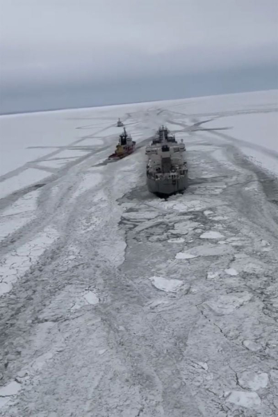 Schiff mit 17 Passagieren an Bord mehrere Tage in einem kanadischen See feststecken: Foto“ /></p>
<p>Ein Hubschrauber der US-Küstenwache flog Flüge, um die Situation zu überwachen.</p>
<p>Ein weiteres Schiff der US-Küstenwache soll am Montag als Begleitdienst eintreffen, für den Fall, dass die Manitoulin erneut stecken bleibt.</p>
<p>Frachtschiffe auf den Großen Seen stoßen oft an die Oberfläche Eis im Winter, aber manchmal stoßen sie auf Eis, das zu hart oder zu dick ist, um durchzubrechen.</p>
<p>Erinnern Sie sich daran, dass in Hamburg, Deutschland, ein Schiff mit einem Lastkahn kollidierte. An Bord befanden sich etwa 25 Menschen, von denen 11 verletzt wurden.</p>
<h4>Verwandte Themen:</h4>
<p>Weitere Nachrichten</p>
<!-- relpost-thumb-wrapper --><div class=