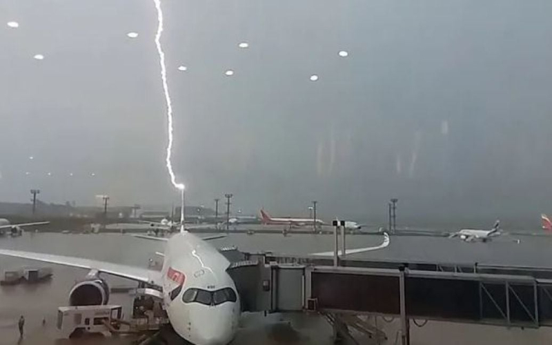 Blitz traf das Flugzeug vor dem Abheben vom Flughafen - Video