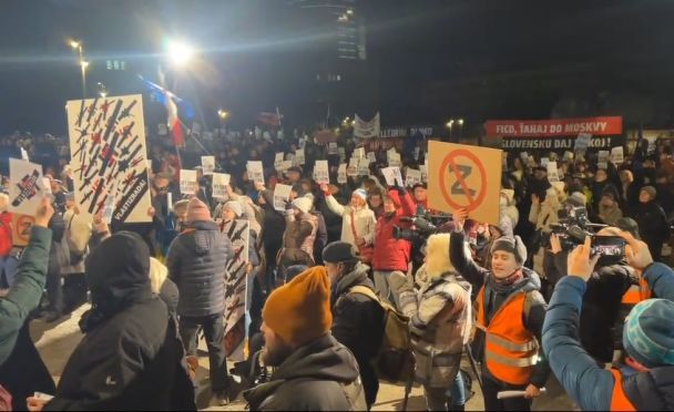 &quot „Wir sind kein russischer Lappen“: In Bratislava demonstrierten Tausende Menschen gegen Fico (Foto)“ /></p>
<p>„Wir sind nicht Russland“, riefen die Organisatoren der Aktion und diese Worte wurden von der Menge aufgenommen.</p>
<p>Das Treffen beinhaltete auch eine Sirene, um die Menschen an die Luftangriffe zu erinnern, denen die Ukrainer seit der umfassenden Invasion Russlands im Februar 2022 ausgesetzt waren.</p>
<p>Premierminister Fico war während der Veranstaltung nicht im Regierungsgebäude.</p>
<p>Laut Dennik N ist er jetzt in Vietnam, wo er im Fünf-Sterne-Hotel Capella Hanoi übernachtet, vielleicht im luxuriösesten Zimmer namens Grand Opera Madam Schmetterling. Eine Nacht dort kostet etwa 6.000 Euro.</p>
<p>Journalisten einer slowakischen Zeitung riefen im Hotel an und wollten Fico kontaktieren, der Administrator tat dies ohne zu zögern, aber niemand ging ans Telefon.</p>
<p >Denken Sie daran: Am 22. Dezember besuchte der slowakische Premierminister Robert Fico Moskau, wo er ein „langes Gespräch“ mit dem Besitzer des Kremls, Wladimir Putin, führte, nachdem der ukrainische Präsident Wladimir Selenskyj erklärt hatte, dass eine Ausweitung des Transits unmöglich sei Russisches Gas durch die Ukraine. Dieses Treffen löste bei oppositionellen politischen Kräften und der Öffentlichkeit scharfe negative Reaktionen aus.</p>
<h4>Ähnliche Themen:</h4>
<p>Weitere Nachrichten</p>
<!-- relpost-thumb-wrapper --><div class=