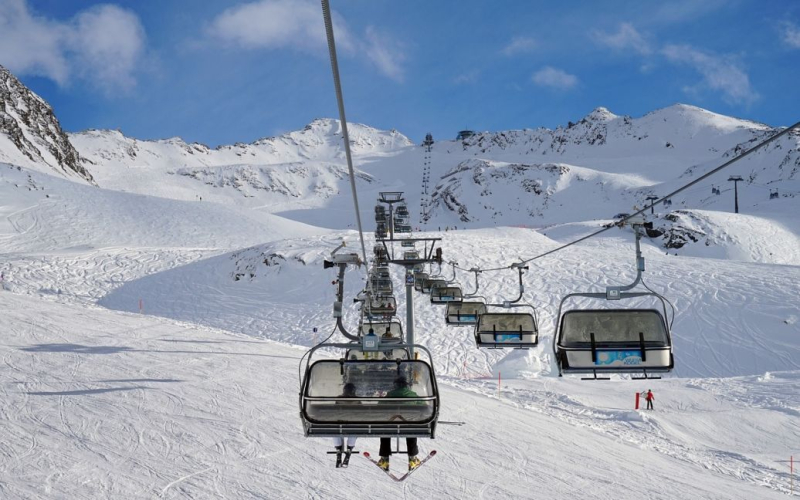 Na Skigebiet kam es zu einem Unfall an einem Skilift: viele Verletzte