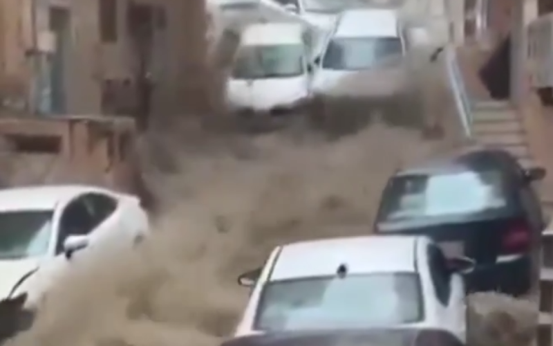 Ein Die heiligen Städte Mekka und Medina wurden von einem Sturm heimgesucht (Video)“ /></p>
<p><strong>In schockierenden Bildern Nur die Dächer der Autos sind sichtbar und ragen über den Wasserspiegel hinaus.</strong></p>
<p>Ungewöhnlich starke Regenfälle fegten über weite Gebiete Saudi-Arabiens, darunter auch die heiligen Städte Mekka und Medina, und verursachten weit verbreitete Überschwemmungen. Straßen verwandelten sich in Flüsse und Autos standen fast vollständig im Wasser.</p>
<p>Dies wurde von The Daily Mail berichtet.</p>
<p>Das Wetteramt gab eine rote Warnung für Mekka, Medina und Jeddah heraus. Städte, die häufig von Überschwemmungen betroffen sind. Die Regengüsse dieser Woche folgen auf die Rekordregenfälle im Frühjahr, bei denen ebenfalls mehr als 20 Menschen ums Leben kamen.</p>
<p>In den sozialen Medien sind Clips aufgetaucht, die zeigen, wie Hochwasser große Autobahnen überschwemmt, sich durch trockene felsige Gebiete bewegt und Anwohner anlockt die ihre Autos verlassen und sich in Sicherheit bringen. </p>
<p>„Starke Regenfälle und Überschwemmungen sind in Saudi-Arabien und anderen Golfstaaten keine Seltenheit, insbesondere im Winter. Viele Städte verfügen bekanntermaßen über schlechte Entwässerungs- und Abwassersysteme und Stadtplaner haben eine rasante Entwicklung erlebt.“ „Die Region am Ende des 20. Jahrhunderts konnte die Häufigkeit starker Niederschläge nicht vorhersehen“, heißt es in dem Bericht.</p>
<p>Denken Sie daran, dass sich heute in China ein starkes Erdbeben ereignete.</p>
<h4>Verwandte Themen:</h4>
<p>Weitere Neuigkeiten</p>
<!-- relpost-thumb-wrapper --><div class=