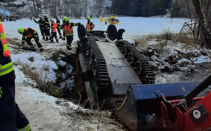 Ein gepanzerter Mannschaftstransportwagen ist bei einer Ausstellung militärischer Ausrüstung umgekippt: Es gibt Tote und Verletzte (Foto)