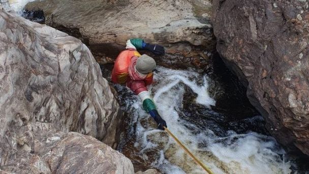 Ein Reisender, der im Wasser steckengeblieben, sein Bein wurde sofort amputiert - Foto