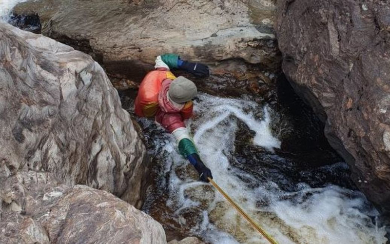 Zu dem Reisenden, der im Wasser steckengeblieben war, wurde sein Bein an Ort und Stelle amputiert — Foto