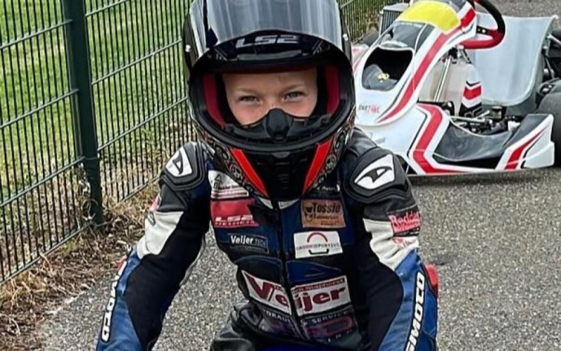 Die sieben- Der einjährige Rennfahrer kam nach dem Unfall auf tragische Weise ums Leben – Foto, Details“ /></p>
<p><strong>Er kämpfte zu zweit um sein Leben Wochen.</strong></p>
<p>Ein siebenjähriger Minibike-Rennfahrer ist in den Niederlanden gestorben, nachdem er während des Trainings in einen Unfall verwickelt war.</p>
<p>Need To Know-Berichte.</p >
<p >Sid Weir ist beim Hallentraining gestürzt. Der Junge landete mit einem harten Aufprall und ein Krankenwagen traf am Unfallort ein.</p>
<p>Er wurde in das örtliche Krankenhaus in Echta gebracht, dann aber schnell per Hubschrauber zu einer anderen medizinischen Einrichtung transportiert. Im Krankenhaus in Maastricht wurde Sid viermal operiert.</p>
<p><img decoding=