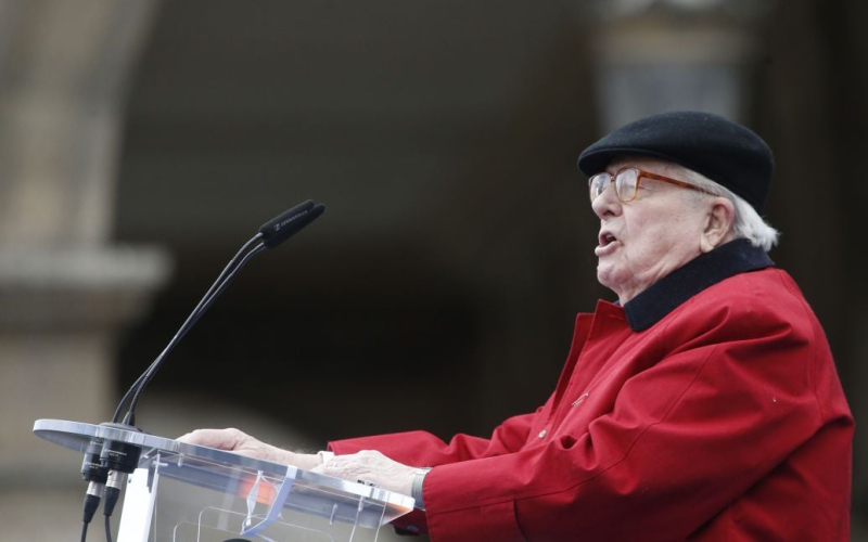 Vo In Frankreich ist der rechtsextreme Politiker Jean-Marie Le Pen gestorben“ /></p>
<p><strong>Von seiner ersten Machtübernahme im Jahr 1956 bis Nach seinem Tod hatte Le Pen einen tiefgreifenden Einfluss auf das politische Leben Frankreichs.</strong></p>
<p>In Frankreich war der Mitbegründer der rechtsextremen politischen Kraft Front National (heute: Front National) im Alter von 96 Jahren Mitbegründer </p>
<p>Dies wurde von Le Figaro berichtet.</p>
<p>Er starb am Mittag, umgeben von seinen Lieben, in der Einrichtung, in der er sich befand Er sei vor einigen Wochen ins Krankenhaus eingeliefert worden, teilte seine Familie in einer Erklärung mit.</p>
<p>„Jean-Marie Le Pen verstarb am Dienstag um 12:00 Uhr im Kreise seiner Lieben“, heißt es in der Nachricht.</p>
<p>Erinnern Sie sich daran, dass letztes Jahr Le Pen und seine Tochter Marine angeklagt wurden <strong> </strong>besteht darin, dass sie und andere Persönlichkeiten ihrer National Rallye-Partei durch fiktive Jobs Gelder des Europäischen Parlaments unterschlagen haben.</p>
<h4>Verwandt Themen:</h4>
<p>Weitere Neuigkeiten</p>
<!-- relpost-thumb-wrapper --><div class=