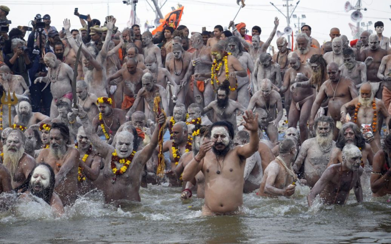 Vo Mindestens 30 Menschen wurden während des religiösen Festes niedergetrampelt. /></p>
<p><strong>Menschen gehen zum Fest, um ins Wasser zu tauchen Zusammenfluss von drei heiligen Flüssen</strong></p>
<p>Mindestens 30 Menschen wurden bei einer Massenpanik beim großen Maha Kumbh Mela Festival im Norden <strong>Indiens</strong></p>
<p> getötet und 60 weitere verletzt/p> </p>
<p>Euronews schreibt darüber unter Berufung auf örtliche Polizeidaten.</p>
<p>Die Tragödie ereignete sich in der Nähe eines verbarrikadierten Ortes, an dem Tausende hinduistische Asketen vor dem Baden Waschungen durchlaufen mussten.</p>
<p>Während nächtlicher religiöser Rituale geriet die riesige Menschenmenge irgendwann völlig außer Kontrolle – Dutzende Pilger kamen bei einem Ansturm ums Leben.</p>
<p><img decoding=