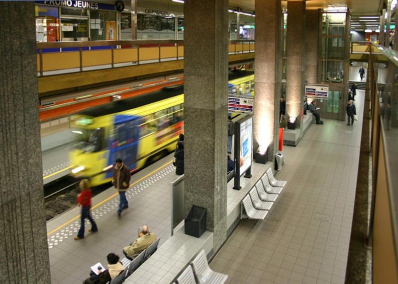 Schießerei in Brüsseler Metro: Täter in Metrotunneln gesucht