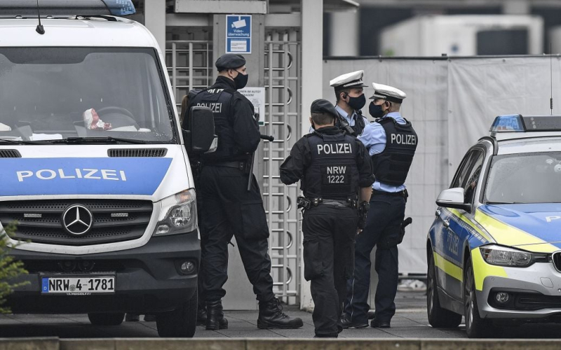 Razzia auf Demonstranten in München: Mehrere Menschen in ernstem Zustand Zustand, der Fahrer wird festgenommen.“ /></p>
<p><strong>Unter den Opfern sind auch Kinder.</strong></p>
<p>Bei einem vorsätzlichen Zusammenstoß eines Autos mit Menschen, die sich am Donnerstag, dem 13. Februar, gegen 11 Uhr in München zu einer Gewerkschaftskundgebung versammelt hatten, wurden mindestens 28 Menschen verletzt.</p>
<p>Darüber schreibt der Miami Herald.</p>
<p>Nach Angaben des bayerischen Ministerpräsidenten Markus Söder geht die Polizei von einem Verdacht aus Terroranschlag.</p>
<p>Nach Angaben der Münchner Polizei handelt es sich bei dem mutmaßlichen Angreifer um einen 24-jährigen afghanischen Staatsbürger, der in Deutschland Asyl beantragt hat.</p>
<p>„Mindestens 28 Menschen wurden verletzt, als gegen 11.00 Uhr (10.00 Uhr MEZ) ein Auto in das Heck einer Demonstration der Gewerkschaft Verdi raste. Mehrere Opfer erlitten schwere, lebensgefährliche Verletzungen“, heißt es in einer Erklärung der Polizei.</p>
<p>Der Sprecher der Münchner Polizei, Thomas Schellshorn, sagte zudem, der Angreifer sei festgenommen worden, nachdem die Beamten einen Warnschuss abgegeben hätten.</p>
<p>“Von ihm geht derzeit keine Gefahr aus. Wir haben keine Anhaltspunkte dafür, dass eine Gefahr für die Allgemeinheit besteht”, sagte er.</p>
<p>Nach Angaben des bayerischen Innenministers Joachim Herrmann war der 24-jährige Asylbewerber aus Afghanistan bereits zuvor wegen Ladendiebstahls und Verstößen gegen das Betäubungsmittelgesetz bei der deutschen Polizei aufgefallen. Er fügte hinzu, dass die Festnahme des Angreifers dem schnellen Eingreifen der die Kundgebung begleitenden Polizeibeamten zu verdanken sei. </p>
<p>Der Münchner Oberbürgermeister Dieter Reiter teilte mit, dass sich nach seinen Informationen auch Kinder unter den Opfern befänden.</p>
<p>Zur Erinnerung: Im Januar griff in Bayern ein Mann mit einem Messer eine Gruppe von Kindergartenkindern an, die mit ihren Erzieherinnen in einem Park spazieren gingen. Bei dem Angriff kamen ein Kind und ein Mann ums Leben, der versucht hatte, den Angreifer aufzuhalten. Einen Monat zuvor hatte in Berlin ein Mann Passanten mit einem Messer angegriffen und mehrere Menschen verletzt. Der Angreifer war äußerst aggressiv, fuchtelte mit einem Messer herum und schlug zu, ohne sich ein Opfer auszusuchen.</p>
<h4>Verwandte Themen:</h4>
<p>Weitere Nachrichten</p>
<!-- relpost-thumb-wrapper --><div class=