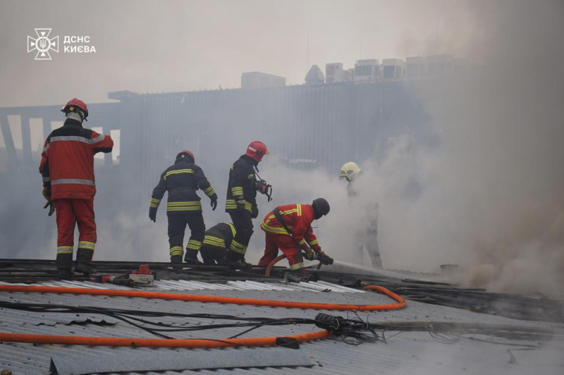 zerstört das Business Center und WareHouses: Photo Consectors: Photo-Konsequenzen eines Missile-Angriffs auf Kyiv