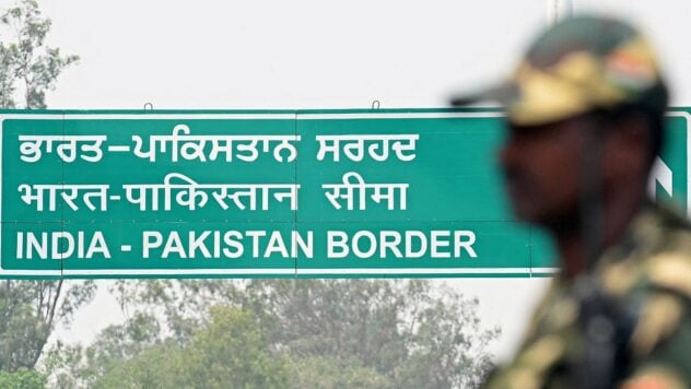 Explosions sind verteilt: Pakistan begann ein großes militäres militärisch militärisch nach Indien. der Beginn einer militärischen Operation gegen Indien. </p>
<p> Dies wurde von BBC gemeldet. </p>
<p> Der Staatsfernsehen von Pakistan und die Öffentlichkeitsarbeit der pakistanischen Armee (ISPR) kündigte den Beginn des Gegenangriffs in Indien an, nachdem der Pakistan Delhi von drei pakistanischen Luftwaffen vorgeworfen hatte. </p>
<p> Jetzt sehen sie </p>
<h2> Pakistan eine militärische Operation gegen Indien an. Der Begriff stammt aus dem Koran und bedeutet eine starke einzelne Struktur. </p>
<p>Kurz nach Berichten über Streiks um 03:15 Uhr Ortszeit (22:15 Uhr auf Greenwich), die laut Pakistan indisch waren und seine Drei -Airbasis beschädigten, schloss die Kontrolle über den Flughafen des Landes den Luftraum des Landes für alle Flüge bis zum Mittag in der Ortszeit. Der Norden und westlich des Landes bis zum Morgen des 15. Mai. </p>
<p>, Oberst der indischen Armee, Sofia Kureshi, beschuldigte Pakistan, Hochgeschwindigkeitsraketen verwendet zu haben, um die indische Luftbasis zu besiegen. </p>
<h2>Wo sie die Explosionen berichten, stammen die Berichte über Explosionen aus mehreren Stellen entlang der Kontrolllinie, der tatsächlichen Grenze zwischen Indien und Pakistan in Kaschmir. </p>
<p> BBC -Reporter hörten Explosionen in den Städten Srinar und Jamma, die in Kaschmir unter der Kontrolle Indiens stehen. Was genau für Explosionen nicht etabliert ist. </p>
<p>Lokale Medien berichten auch, dass sie die Klänge von Explosionen von Udhampur im indischen Kaschmir und Patankot in Penjab &#8212 gehört haben; An beiden Orten gibt es indische defensive Objekte, die laut Pakistan ein Ziel für den Beschuss wurden. Die Stadt ist vollständig de -verankert. </p>
<p> Ein Augenzeuge, der in der Nähe des Flughafens Srinar lebt, hörte ein Geräusch, das dem Geräusch eines reaktiven Flugzeugs neben dem Flughafen ähnelte, wonach Explosionen zu hören waren. Dann sahen Augenzeugen Rauch. </p>
<p>Zuvor hatte Pakistan behauptet, dass Indien Raket in Airbase in Ravalpindi &#8212 auf den Markt gebracht habe. 10 km (6,2 m) von der Hauptstadt Islamabads — Champhal und Shorkot. Indien hat diese Aussagen noch nicht kommentiert. </p>
<p> berichtet über den Tod von zwei Zivilisten in der Stadt Jammom in Kaschmir, der unter der Kontrolle Indiens steht. </p>
<p> <l2> Die USA rufen in einem Gespräch mit dem Leiter der pakistanischen Armee Asima Munir und der Minister für Außenminister Indiens von SubrahmanimaMa Jaysarkar in einem Gespräch mit dem Leiter der pakistanischen Armee. </p>
<p> In einem Gespräch mit Munir Rubio schlug er vor, die Vereinigten Staaten zu unterstützen, konstruktive Verhandlungen zu beginnen, um zukünftige Konflikte zu vermeiden, und in einem Gespräch mit Jayshank rief er beide Seiten auf, um Stress zu reduzieren. </p>
<p> Am 7. Mai hat Indien Luftangriffe in Pakistan zugefügt und den Bereich des umstrittenen Kaschmirs kontrolliert. Islamabad nannte diese Aktionen “ Ein offener Akt des Krieges ”. Die Spannung zwischen den Ländern stieg nach dem Angriff auf Touristen in Kaschmir — Indien beschuldigte Pakistan. ICTV -Tatsachen erfuhren, warum Indien Pakistan angriff und was der Hauptgrund für den Konflikt ist. </p>
</p></p>
<!-- relpost-thumb-wrapper --><div class=