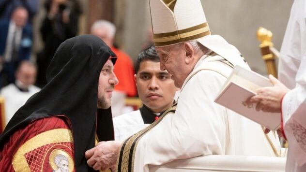 ukrainisch kann der Pope. Papst Franziskus starb. Jetzt ist die Frage — Wer wird der nächste Papst. Unter den möglichen Kandidaten — Der 45-jährige Bischof von <strong> Nikolai Bull </strong> stammt aus Ternopol, der heute in Australien dient. </p>
<h2> Der Nikolai Govychk: Biographie </H2> </p>
<p> Nikolai Bull-Calf wurde 1980 in Ternopol geboren. Der zukünftige Bischof studierte in der Sekundarschule Nr. 14 der Stadt Ternopol (1987-1997). Er spürte seine spirituelle Berufung im Alter von 15 Jahren, als er in der 9. Klasse studierte. Auf diesem Weg wurde er von den Vätern der Redemptoristen inspiriert, in deren Ankunft er regelmäßig zur Anbetung kam. </p>
<p> begann zu dienen, nahm an Missionsreisen und spirituellen Übungen teil, die von Vätern organisiert wurden. Die Aufrichtigkeit ihres Dienstes und ihre Eifersucht bei der Predigt des Wortes Gottes beeinflusste ihn besonders. Seine ersten spirituellen Mentoren waren Pater Mikhail Shevchishin, ein bekannter Missionar und Prediger, und Pater Vladimir VONS, der dazu beigetragen hat, sich endgültig bei der Auswahl einer Gemeinde zu etablieren. </p>
<p> Jetzt schauen sie </p>
<p> an1997 trat Nikolai Bychk dem Kloster bei. Das erste Klostergelübde fand am 19. August 1998 im Dorf Kokhavino in Lviv statt. Von 1998 bis 2001 in Lviv erhielt er die theologische Ausbildung am obersten spirituellen Institut, das nach dem gesegneten Nikolai Charnetsky benannt war. </p>
<p> von 2001 bis 2005 im Seminar der Redemptoristen in Tukhov (Polen) untersucht. Dort schrieb er eine Arbeit eines Meisters zum Thema der Arbeit mit Jugendlichen in griechischen katholischen Gemeinden in der Ukraine. Die ewigen Gelübde wurden am 17. August 2003 aufgenommen.Ab dem 10. März 2007 war Vladyka Nikolai Bychk aktiv in Hirtenarbeit mit Jugend in der Gemeinde der Mutter Gottes in Ivano-Frankivsk verwickelt. </p>
<p> im November 2008 wurde zum Abt des Klosters St. Joseph ernannt und erfüllte gleichzeitig die Aufgaben des Rektors des Tempels. Danach diente er bis Ende 2014 als Wirtschaft der Provinz Lviv Province of Redemptoristen und Teil des Provinzrates. In der ersten Hälfte des Jahres 2015 half er in den Klöstern von Lviv und Ivano-Frankivsk. </p>
<p>Vom 27. April 2015 bis 2020 diente er als Pfarrer in der Gemeinde St. John the Baptist in der Stadt Nyuarc (New Jersey, USA), die in der ukrainischen katholischen Gemeinde tätig war. </p>
<p> Am 15. Januar 2020 ernannte ihn Heiligkeit Vater Francis zum regierenden Bischof der katholischen Diözese der ukrainischen katholischen Diözese Peter und Paul in Melbourne, wo er den Lord Peter Stasyuk am Posten ersetzte. </p>
<p>Am 7. Juni 2020 fand in der Kathedrale von St. Yura in Lviv die Chirotonie des Bischofs von Vladyka Nicholas statt, die von der Seligkeit Svyatoslav Shevchuk geleitet wurde. </p>
<p> 12. Juli 2021, über die heiligen Apostel von Peter und Paulus, wurde Vladyka Nicholas in dem Thron des Bischofs der Diözese Melbourne in der kaphedrischen Kathedrale in der Gegenwart von Erzbischof Peter Cummenoli feierlich eingeführt. </p>
<p>Am 6. Oktober 2024 kündigte Papst Franziskus die Einberufung des Konsistoriums an, auf dem Vladyka Nikolai in den Kardinal SAN erhoben werden sollte. Und bereits am 7. Dezember 2024 in der Basilika des heiligen Peters im Vatikan proklamierte der Heilige Vater den Herrn Nikolai Bychka, Kardinal der heiligen römischen Kirche. </p>
<p> <l2> Die Position von Nikolai bychka bezüglich des Krieges in der Ukraine </H2> </p>
<p> Nikolai bychk unterstützt aktiv die Ukraine und spricht über das Leiden der Ukrainer. In seiner Gemeinde in Australien die Mehrheit — Griechische Katholiken, die vor dem Krieg weggelaufen sind. </p>
<blockquote>
<p>— Wir Ukrainer, wie niemand anderes, wollen Frieden. Wir beten seit elf Jahren für ihn und glauben, dass er eines Tages wiederhergestellt wird. Aber wir wollen keine Welt, die eine Kapitulation vor dem Bösen oder Kompromiss mit perfekter Ungerechtigkeit ist, sondern eine Welt, die auf Wahrheit basiert, — Er sagte in seiner jüngsten Rede in Sydney. </p>
</blockquote>
<p> <img class = 