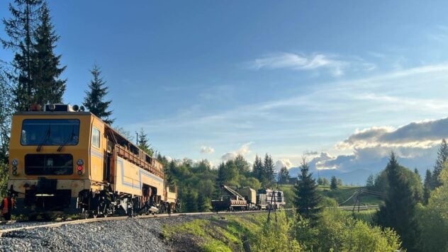 restauration des beschädigten Pathians May/Pl >– Ukrzaliznytsa sagte, dass die Dauer der Wiederherstellung des Weges zwischen den Stationen Yasin und Voronenko in Transkarpathien aufgrund der Absenkung des Bodens auf drei Tage steigen kann. </p>
<p> <l2> Schäden am Verkehr auf Transkarpathien </H2> </p>
<p> Ukrosaliznya konstruierte, dass der Schaden repariert wurde, dass die beschädigten Wege repariert wurden. </strong> </p>
<p>— Zugpassagiere Nr. 96 Rakhov — Kyiv wird nach einem Bustransfer von Yasini mit Backup -Wagen genommen. Die gleichen Übertragungen heute während des Tages werden Passagiere der verbleibenden Züge der Rakhovsky -Richtung nach Yasini, Kvasov und Rakhov &#8212 liefern. Die letzten Veränderungen in der Bewegung von Zügen wurden in der UZ erklärt. </p>
<p> Jetzt sahen sie sich </p>
<p> dem Träger auch für vorübergehende Unannehmlichkeiten an und versicherten, dass kein einziger Flug der Bergrichtung abgesagt wurde. </p>
<p> Änderungen in den Wegen der Ukrzaliznytsia -Züge am 23. Mai </p>
<p> <l2> Ukrzaliznytsia veränderte die Zugstrouten am 23. Mai </h2>
<p>Die Absenkung der Erdrasse unter der Art und Weise führte zu einer vorübergehenden Überschneidung des Yasini -Abschnitts — Voronenko, in deren Folge Ukrzaliznytsia am 23. Mai Änderungen in den Zugstrecken vorgenommen hat. Rakhov rennt nur zur Yaremche -Station (Ankunft um 05:21); Zugnummer 144 Rakhov — Chernigov um 12:24 wird von Yaremche geschickt; </li>
<li> Nr. 55 Kyiv — Rakhov rennt nur zur Mikullichin -Station (Ankunft um 06:48); Der Rückflug in die Hauptstadt wird ebenfalls um 18:48 vom Bahnhof Mikullichin abgewichen. </li>
<li>Nr. 95 Kyiv — Rakhov rennt zur Voronenko -Station (Ankunft um 08:45 Uhr); Rückwärtsflug nach Kyiv — Auch von der Voronenko -Station um 21:08 Uhr; </li>
<li> Nr. 107 Kyiv — Rakhov rennt zur Voronenko -Station (Ankunft um 09:46); Rückwärtsflug nach Kyiv — Von der Voronenko -Station um 13:50 Uhr; </li>
<li> Nr. 5 Zaporozhye — Yassinya rennt zur Vorokht -Station (Ankunft um 10:04 Uhr); Der Rückflug nach Zaporozhye wird auch um 13:03 Uhr aus Vorokhta geschickt. </li>
<li>Nr. 25 Odessa — Yassinya wird nach Vorokhta (Ankunft um 11:35 Uhr) rennen; Der Rückflug dieses Zuges nach Odessa — Aus Vorokhta um 15:35; </li>
<li> Nr. 357 Kyiv — Yassinya rennt zur Mikullichin -Station (Ankunft um 11:58); Der Rückflug nach Kyiv wird um 15:27 Uhr von Mikullichin verlassen. </li>
<li> Nr. 1 Kharkov — Vorokhta rennt zur Yaremche Station (Ankunft um 12:55); Der Rückflug nach Kharkov wird um 17:12 Uhr von Yaremche geschickt. </li>
<li> Nr. 143 von Sumy — Rakhov rennt zur Vorokht -Station (Ankunft um 16:28). Zugflug Nr. 234 Rakhov — Kyiv wird an diesem Tag um 22:36 aus Vorokhta ausgeschickt. </li>
</ul>
<p> und der Vorortzug Nr. 6441/6442 von der Kolomyia -Nachricht — Das Geschäft wird nur nach Delyatin gehen. </p>
<p> Für Passagiere der langen Distanzausgaben ukrzaliznytsie organisierte Bustransfers in beide Richtungen von den endgültigen Stationen vorübergehend reduzierter Strecken. </p>
<p> Am 22. Mai setzte Ukrzaliznytsia die Bewegung von Zügen auf der Route zwischen den Stationen Yasin und Voronenko im Zusammenhang mit dem Laster der Boden- und Schadensweisen ein. </p>
</p></p>
<!-- relpost-thumb-wrapper --><div class=