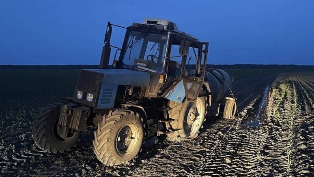 Die Russen trafen zwei landwirtschaftliche Einsendungen in der Cherncharh. Am 27. Mai traf das russische Militär die Mörser und die FPV-Lane in der landwirtschaftlichen Unternehmen in der Gemeinde Novgorod-Siveky in der Region Tschernihiv. </p>
<p> Dies wurde vom Leiter der Regionalmilitärverwaltung von Tschernihiv Vyacheslaw Chaus angekündigt. Die Region Chernihiv </H2> </p>
<p> Nach Vyacheslav Chaus erhielten drei Mitarbeiter des Unternehmens leichte Verletzungen. Sie wurden vor Ort unterstützt, sie lehnten den Krankenhausaufenthalt ab. Der Mähdrescher und der Traktor wurden durch die Explosion beschädigt, das Feuer wurde gelöscht. </p>
<p> Jetzt suchten sie </p>
<p> abends, im Bezirk Nezhinsky in der Region Tschernihiv ertönten mehrere Explosionen. Der Feind geriet erneut in ein landwirtschaftliches Unternehmen. Der Traktorfahrer wurde dort verletzt. In ernstem Zustand wurde er in Nezhin ins Krankenhaus eingeliefert. </p>
<p> Auch am Abend trafen die Russen die Nähe von Nezhin. Das Unternehmen ist beschädigt. Zuvor gab es keine Opfer. </p>
<p> <img class = 