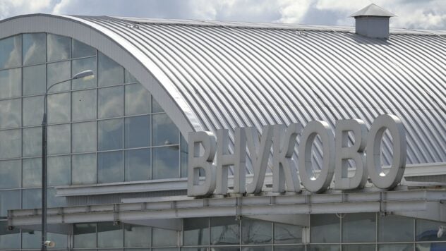 Aufgrund der Angriffe von Dros, Explosionen, die in der Nacht des VNNUKOVO-Flughafens verteilt wurden. Von Moskau und der Region (RF) wurden die Explosionen gegen den Hintergrund der Luftverteidigung aufgrund der Fixierung von Drohnen zu hörenIn dieser Nacht schrieben die Bewohner von Odintsovo über die Explosionen (das Verwaltungszentrum des Odintsovo-Distrikts der Moskauer Region), und es befand sich auch lautstark in der Stadt Aprelevka (im Naro-Fominsky-Stadtbezirk des Moskauer Region). Es gibt keine offizielle Bestätigung der ukrainischen Abteilungen.Die Federal Air Transport Agency berichtete über die Einführung des sogenannten Teppichs am Flughafen Moskau des Dvokovo, angeblich aufgrund der Luftbedrohung. Russische Medien informieren darüber, dass 34 Flüge &#8212 festgenommen wurden; 14 zu fliegen und 20 — bei Ankunft. Im Moment wurden die Einschränkungen bereits erschossen. </p>
<p> Wie der Bürgermeister von Moskau in Telegramm etwa zwei Uhr morgens sagte, waren die Luftverteidigungskräfte angeblich “ reflektiert ” Der Angriff von Dronov, der “ griff die Moskauer Region an ”. </p>
<p> außerdem teilte er darüber mit, dass nach vorläufigen Daten “ Es gibt keine schweren Verletzungen und Opfer ” und “ Notfallspezialisten arbeiten am Standort des Herbstes in den Fragmente Services ”. </p>
<p> Darüber hinaus meldete das Netzwerk das Haus im LCD Miras Park im Südwesten von Moskau, das angeblich die Drohne berührte. </p>
<p> Sobyanin erklärte später, dass “ Infolge der Reflexion des Angriffs der feindlichen Drohne und im Haus des Hauses auf vorläufigen vorläufigen Vorläufen gibt es keine Informationen ”. In der Nacht des 29. Mai in der russischen St. Petersburg ereignete sich übrigens ein Feuer in der Vanguard-Fabrik, die in der Liste der strategischen und systembildenden Unternehmen der Russischen Föderation enthalten ist und den Status eines wissenschaftlichen und produzierten Zentrums des Bundes hat. </p>
</p>
</p></p>
<!-- relpost-thumb-wrapper --><div class=