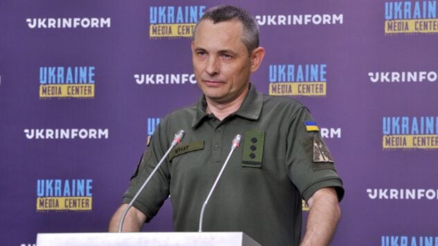 Flocks of Drones und Ballistics: Ignat erzählte die Details des massiven Angriffs auf den massiven Angriff auf den massiven Angriff auf Kyiv. Die Armee setzte die Ukraine mit ballistischen Raketen und Drohnen einen massiven Schlag. Die Hauptrichtung war Kyiv. </p>
<p> darüber, der Leiter des Kommunikationskommandos der Luftwaffe der Streitkräfte der Ukraine Yuri Ignat, sagte auf dem Telemarathon der Neuheit. </p>
<p> <l2> Die Details des Nachtschießens </H2> </p>
<p> Ignat sagten, dass Kyiv zum Hauptziel des Feindes wurde. Raketen und Drohnen flogen aus verschiedenen Richtungen — aus dem Norden, Osten, Westen und Süden. </p>
<p> schauen Sie jetzt </p>
<blockquote>
<p> &#8212 an; Laut Ballistik flog auch die Masse nach Kyiv — Dies sind neun ballistische Raketen Iskander-M oder KN-23, von denen zwei Drittel von der Luftverteidigung abgefangen wurden. Dies ist ein ziemlich hoher Indikator. Wir wissen, dass der Feind seine Ballistik modernisiert, aber heute wurden sechs von neun Raketen von Luftverteidigung abgeschossen, — Sagte er. </p>
</blockquote>
<p> yuri ignat sagte auch, dass die Invasoren große Gruppen von Drohnen auf den Markt gebracht haben. Sie versuchten, die Verteidigung von Kyiv aus verschiedenen Richtungen umzugehen. </p>
<p> — Daher war es tatsächlich sehr hörbar, sehr laut, es war die Arbeit gegen die UAV, wie die Explosionen selbst, die auf die Arbeit der Luftverteidigung zurückzuführen waren, — Er bemerkte. </p>
<p> erinnert sich das russische Militär in Kyiv. In mehreren Bereichen der Hauptstadt wurde ein Rückgang der Trümmer verzeichnet. Am Morgen des 24. Mai war es ungefähr 15 Opfer bekannt. </p>
<p> Der vollständige Krieg in der Ukraine hat bereits den 186. Tag gedauert. </p>
<p> Auf einer interaktiven Karte der Feindseligkeiten in der Ukraine und auf einer Karte der Luftangst in der Ukraine können Sie die Situation in Städten überwachen. </p>
</p>
</p>
</p>
</p></p>
<!-- relpost-thumb-wrapper --><div class=