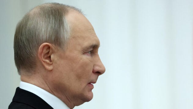 Putin will verhandeln, aber das War und Mdash; Vladimir Putin ist überzeugt, dass seine Truppen die Verteidigung der Ukraine durchbrechen und die Kontrolle über vier Regionen übernehmen können. In dieser Hinsicht wird er sich nicht beeilen, um ein Friedensabkommen abzuschließen. </p>
<p> Dies schreibt Bloomberg in Bezug auf seine Quellen. </p>
<p> <l2> Putin glaubt an die vollständige Erfassung von vier Bereichen vor Jahresende </H2> </p>
<p> Der Leiter des Kremls bereitet sich auf ein Telefongespräch mit dem US -Präsidenten Donald Trump vor, der am Montag, dem 19. Mai, stattfinden sollte. Er glaubt, dass er eine starke Position für Verhandlungen hat. </p>
<p> Jetzt sehen sie </p>
<p> wie Bloomberg fest, dass dies möglicherweise darauf hindeutet, dass der russische Diktator während seines Gesprächs wahrscheinlich erhebliche Zugeständnisse für Trump unternehmen wird, und die europäischen Führer befürchten, dass der US -Präsident immer noch versuchen kann, schnell einen Deal abzuschließen. </p>
<p>Die Agentur erinnert sich, dass der Leiter des Weißen Hauses auf dem bevorstehenden Kriegsende besteht und versucht, einen Deal mit Putin abzuschließen. Der russische Führer demonstriert jedoch noch nicht die Bereitschaft, Feindseligkeiten zu stoppen, da sich seine Truppen langsam auf dem Schlachtfeld bewegen. </p>
<p>— Das Gefühl, dass die US -Bemühungen, einen Waffenstillstand zu schaffen, den Höhepunkt erreichen, und die europäischen Beamten sind sich nicht sicher, ob Trump den Druck auf Russland erhöhen oder einfach zum nächsten Anruf gehen wird, wenn sie versagen, — Bloomberg schreibt. </p>
<p> Es wird angemerkt, dass Trump versprach, die Ergebnisse eines Gesprächs mit Putin an den Präsidenten der Ukraine Vladimir Zelensky und die NATO -Verbündete zu melden. </p>
<p> Nach Quellen in der Nähe des Kremls ist Putin trotz aller Gespräche über die Einstellung der Feindseligkeiten für lange Zeit bereit, bei Bedarf einen Krieg zu führen, um seine Ziele zu erreichen. Er ist sogar optimistisch über die neuen US -Sanktionen. </p>
<p>— Trump möchte, dass Putin einem Waffenstillstand zustimmt, aber er will kategorisch nicht. Aber Putin interessiert sich nicht für das Versagen der Verhandlungen. Er versucht zu manövrieren, damit diese Verhandlungen parallel zur Militäroffensive fortgesetzt werden, — Sagte Sergey Markov, ein politischer Berater, der eng mit dem Kreml verwandt ist. </p>
<p>Ein hochrangiger europäischer Beamter sagte, dass während eines Gesprächs am Freitag die Führer Deutschlands, Frankreichs und Großbritanniens Trump erklären versuchten, dass Putin ihn irreführte. Sie haben Angst, dass Trump riskiert, wie ein Verlierer aussieht, wenn er der Ukraine einen unrentablen Deal auferlegt. </p>
<p> Zelensky war auch Teilnehmer an diesem Gespräch, aber wie der Beamte feststellte, sah er müde und depressiv aus. Der Präsident der Ukraine und seine Verbündeten glaubten, dass der Leiter des Weißen Hauses neue Sanktionen gegen Russland verhängen würde, wenn Putin den Waffenstillstand nicht erfüllt würde, aber dies geschah nicht. </p>
<p> Gleichzeitig stellt Bloomberg fest, dass Putins Vertrauen in den Erfolg des Schlachtfeldes nicht mit der Meinung des Westens übereinstimmt. Laut europäischen Beamten hat Russland, das während der drei Kriegsjahre schwere Verluste erlitten hat, keine Stärke, um die Ziele zu erreichen, die der Leiter des Kremls festgelegt hat. </p>
<blockquote>
<p> — Diese Skepsis wird auch von vielen russischen Militärs geteilt, die in der Ukraine kämpfen, sagte eine Quelle in der Nähe des Verteidigungsministeriums in Moskau. Insbesondere machten ukrainische Drohnen nach Angaben des Gesprächspartners große Offensivgeschäfte für Russland, — Die Agentur schreibt. </p>
</blockquote>
</p></p>
<!-- relpost-thumb-wrapper --><div class=