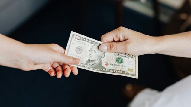 nehmen sie in der Ukrain-Dollar-Nr. Banknoten sind ein rechtliches Zahlungsinstrument und müssen für den Umtausch akzeptiert werden. Die Ausnahme sind nur Banknoten, die erhebliche Schäden haben. </p>
<p> Das heißt, die meisten ausländischen Rechnungen in der Ukraine unterliegen dem Austausch. In einigen Banken und Austauschstellen können sie jedoch die Geschäftstätigkeit mit bestimmten Banknoten ablehnen. </p>
<p> Ist es möglich, 2006 Dollar auszutauschen, in welcher Menge und wie viel sie kosten? </p>
<p> Beobachten Sie nun die Haupttypen von Banknoten des Dollars im Umlauf </h2>
<p>Die Dollars eines neuen Modells, die im Umlauf sind, werden durch Rechnungen von 1, 5, 10, 20, 50 und 100 US -Dollar vertreten. Seit 2000 wurde diese Währung mehrmals aktualisiert. Insbesondere </p>
<p>: </p>
<ul>
<li> 2003 – eine Rechnung $ 20; </li>
<li> 2004 – eine Rechnung $ 50; </li>
<li> 2006 – eine Rechnung 10 US -Dollar; </li>
<li> 2008 – eine Rechnung $ 5; </li>
<li> 2013 2013 Jahr – eine Rechnung von 100 US -Dollar. </li>
</ul>
<p> In den USA bleibt alle Banknot -Designs von 1914 bis zum gegenwärtigen Federal Reserve System weiterhin <strong>. </p>
<p>In einigen Ländern können jedoch verschiedene Austauschkurse oder eine Politik der Annahme alter Fremdwährungen bestehen. </p>
<h2> Ob 2006 Dollar in der Ukraine in der Ukraine akzeptiert werden. Jede Währung wird unabhängig vom Veröffentlichungsjahr akzeptiert. Das heißt, 2006 Dollar bleiben ein rechtliches Zahlungsinstrument. </p>
<p>Sie können sich weigern, nur aufgrund von Schäden, schwerem Verschleiß, dem Vorhandensein von Schimmel, Verschmutzung oder Prophie und nicht aufgrund des Ausgabejahres auszutauschen. </p>
<p> In der National Bank of Ukraine stellt fest, dass alle US -Dollar, unabhängig vom Jahr der Freilassung, zum Austausch akzeptiert werden, wenn keine Anzeichen von gefälschten oder erheblichen Schäden vorhanden sind. Der Standpunkt des Nennwerts der Dollar der Dollars kostet so viel wie die Währung der neuen Veröffentlichung. Nur wenn die Rechnungen beschädigt sind oder ein abgenutztes Erscheinungsbild haben, können in den Austauschpunkten einen niedrigeren Kurs bieten. </p>
<p>Wie lange Sie die US -Dollar in der Ukraine 2006 umtauschen können, hängt von einer bestimmten Institution ab. </p>
<p> Zum Beispiel: </p>
<ul>
<li> In staatlichen Banken (Privatbank, Oschadbank, Ukrgazbank) werden solche Rechnungen normalerweise zum festgelegten Satz akzeptiert. Ab dem 14. Mai 2025 entspricht der US -Dollar 41,54 ukrainisches Hryvnia. </li>
<li> In einigen Austauschern können sie einen niedrigeren uah -Tiefer anbieten. </li>
</ul>
<p> <l2> Ob sie die Dollars im Jahr 2006 ändern müssen, wenn sie auf Lager sind </H2> </p>
<p> Viele Menschen speichern Rechnungen in verschiedenen Produktionsjahren. Es gibt keine Pflichten, die alten Stichprobenrechnungen zu ändern, da sie gültig sind. Die aktualisierte Dollar -Serie (2013, 2017, 2021) hat jedoch verbesserte Schutzelemente und daher, falls gewünscht, geschehen. </p>
<p> Heute sind heute 2006 Dollar gültig und werden für den Austausch akzeptiert. Wenn Sie vor einer Ablehnung konfrontiert sind, sollten Sie die Hotline in der NBU -Hotline anrufen oder den Inkasso -Service verwenden, wenn die Banknote eine abgenutzte Ansicht hat. </p>
</p></p>
<!-- relpost-thumb-wrapper --><div class=
