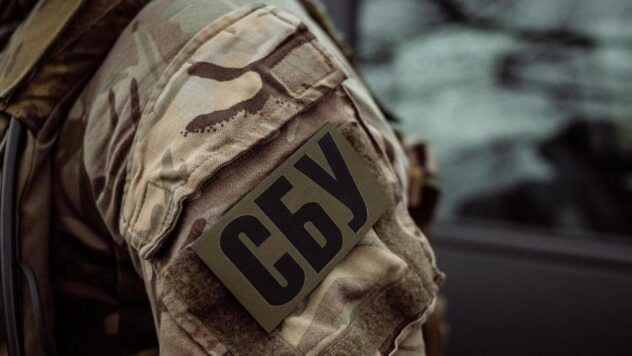 Der Rektor der Universität verkaufte die Verzögerung der Mobilisierung und mobilisation und mmdash. Die Polizei beseitigte eine organisierte Gruppe unter der Leitung des Rektors einer der privaten Universitäten in Zaporozhye. Innerhalb von acht Monaten machten Angreifer gefälschte Dokumente zur Ausbildung zur militärischen Haftung. </p>
<p> Dies wurde durch den Pressendienst der SBU gemeldet.Das Programm hat von Ende 2023 bis Mitte -2024 funktioniert. </p>
<p> jetzt sehen sie sich </p>
<p> den Rektor an, der in Graduiertenschulen ohne Aufnahmeprüfungen und den tatsächlichen Teil der Klassen eingeschrieben ist. </p>
<p> Als Schüler wurden sie vom Anruf aufgehoben. </p>
<p> verwendete 2.966 militärische Linien. Die Registrierungskosten betrugen bis zu 5.000 US -Dollar in bar pro Person zuzüglich einer obligatorischen Zahlung von 20.000 UAH pro Semester für die Einzelheiten der Universität. </p>
<p>Zusätzlich zum Rektor nahmen acht seiner Untergebenen – Abgeordnete und Institutionen der Institutionen, am System teil. </p>
<p> Nachdem die Organisatoren Geld für die Konten der Bildungseinrichtung erhalten hatten, zogen die Organisatoren Geld zurück und verteilten zwischen den Gruppenmitgliedern. </p>
<p> Das Gesamteinkommen aus kriminellen Aktivitäten überstieg 50 Millionen UAH. </p>
<p> <img class 