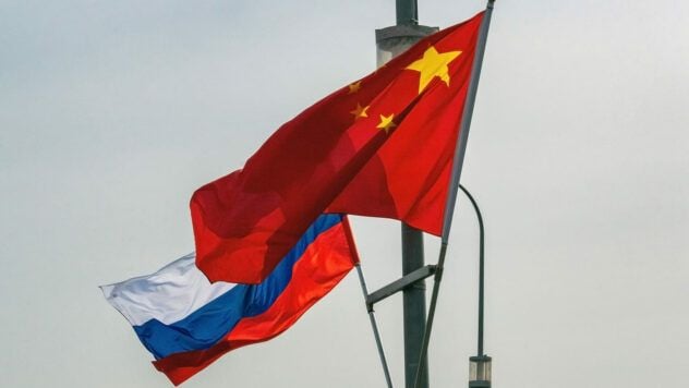 China ist zum wichtigsten Werkzeug der russischen Militär-Maschinen. Die Angriffe der Ukraine waren mit amerikanischer Mikroelektronik gefüllt, die durch Asien geschmuggelt wurden, um Sanktionen zu umgehen, und nun bestehen chinesische Details. Dies ist einer der Beweise dafür, dass sich Peking in den wichtigsten Lieferanten der russischen Militärmaschine verwandelt. </p>
<p> Dies wird vom Ökonom in Bezug auf ukrainische und europäische Beamte geschrieben. </p>
<p> <l2> China überschritt die Linie, Russland für militärische Unterstützung zu versorgen. </H2> </p>
<p>Nach Angaben der Gesprächspartner hat China seit Beginn des vollständigen Kriegskrieges der Russischen Föderation gegen die Ukraine die Bereitstellung militärischer Unterstützung in das Angreiferland sorgfältig angerechnet, wobei einige russische Anfragen abgelehnt wurden, und vermeidet nun die Übertragung großer Chargen von Munition oder Lethalwaffen, die amerikanische oder europäische Sanktionen provokiert werden. </p>
<p> nun ansehen </p>
<p> — Er will keine internationale Verurteilung, die auftreten kann, wenn zu viele Waffen auf dem Schlachtfeld erscheinen. <strong> Aber es gibt Anzeichen dafür, dass China diese Linie näherte und sie vielleicht sogar überschritten hat </strong>, — Die Veröffentlichung schreibt. </p>
<p> westliche Beamte sagen, dass China Russland seit 2023 verschiedene Formen der Unterstützung zur Verfügung stellt, einschließlich kritischer Waffenkomponenten und zivilen Drohnen. </p>
<p>— Ein Großteil davon ist öffentlich in der Analyse von Waffenbleiben dokumentiert, indem die Lieferungen in offenen Quellen und bei amerikanischen Sanktionen gegen chinesische Unternehmen überwacht werden. Vor allem jedoch geben diese Beamten auch an “ eine kleine Anzahl von Artillerie -Munition und militärischen UAVs ” (Dronov), — Es wird in der Veröffentlichung gesagt. </p>
<p>Der Autor des Artikels stellt fest, dass es bisher wenig öffentliche Beweise dafür gab, dass Artillerie -Munition von Hand zu Hand gegangen ist. Zu Beginn des Jahres 2023 betrachtete Peking die Möglichkeit, Moskau in einer Partei von 122 mm und 152 mm und 152 mm Parteischalen bereitzustellen, aber es gibt keine Anzeichen dafür, dass er es in großem Maßstab getan hat. </p>
<p> später im selben Jahr fand das ukrainische Militär in der Nähe von Melitopol im Süden der Ukraine von Chinas hergestellte Mörserminen. Es ist nicht klar, ob solche Lieferungen direkt aus China oder indirekt aus dritten Ländern hergestellt wurden, in denen chinesische Kleinwaffen und Munition sehr häufig sind. </p>
<p>In der Praxis sind Waffen aus China für Russland viel weniger wichtig als chinesische Komponenten und Werkzeuge. Der europäische Militärbeamte bestätigte dies und fügte hinzu, dass Peking die Wirksamkeit seiner Materialien auf dem realen Schlachtfeld überprüfen möchte. </p>
<p> — All dies bedeutet nicht, dass chinesisch-russische Beziehungen glücklich sind. Part of the Russian elite, in particular people in the security apparatus, are concerned about the growing dependence on China, as well as Chinese espionage within Russia. </p>
<blockquote>
<p> Trotz aller Gespräche über die Freundschaft, den russischen Sicherheitsdienst, die FSB -Pflanzen pflanzen russische Wissenschaftler für die mutmaßliche Offenlegung chinesischer Geheimnisse. Viele dieser Leute scheinen nichts Falsches getan zu haben. Ihre Verhaftungen spiegeln tief verwurzelte Angst und Vorurteile gegen China wider. Aber ohne die ständige Unterstützung dieses Landes würde die russische Verteidigungsindustrie verkrüppelt, — Schließt den Ökonom. </p>
</blockquote>
</p>
</p>
<h3> verwandte Themen: </H3> Nicht-postedronizbroyakitatalnitale Aggregat-Waffen</p>
<!-- relpost-thumb-wrapper --><div class=