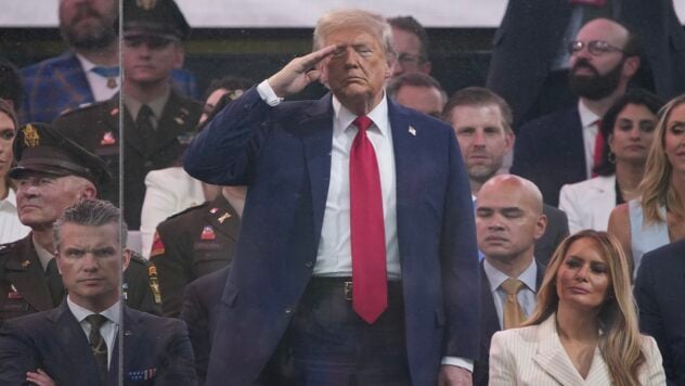 6 Tausend Soldaten und Rallies im ganzen Land: All-the-Parade-Grand. Die Ehre des Geburtstages von Donald Trump und dem 250. Jahrestag der US -Armee fand am Samstag mit Tanks, Truppen und einem Gruß von 21 Waffen statt. Der Präsident war an seinem 79. Geburtstag auf einem besonderen Beobachtungsdeck und beobachtete die Militärparade, in der mehr als 6.000 Soldaten am Militär -Tank teilnahmen.<Img class = 