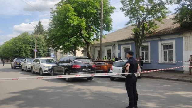 In Zhytomyr, der Mann, der seine ex-wife und selbst erfasst hat, und sich selbst. Am Dienstag, den 17. Juni, fand eine Schießerei mit denen, die in der Svyatoslav Richter Street starben. </p>
<p> Dies wird von den Zhitomir- und lokalen Telegrammkanälen berichtet. </p>
<h2> Schießen in Zhytomyr am 17. Juni </H2> </p>
<p> Laut Augenzeugen gibt es <strong> vier Schüsse </strong>. Der Schießvorfall ereignete sich in der Nähe des örtlichen Cafés, und eine Frau im Auto und ein Mann auf der Straße waren tot. Der Verkehr auf der Straße war blockiert. </p>
<p> Jetzt sehen sie </p>
<p> eine der Passanten aus -von Reportern sagte Reportern, dass sie im Laden war, als sie Schüsse hörte. </p>
<p> – Ich ging raus und die Augenzeugen sagten mir, dass das schwarze Auto ankam und angehalten wurde. Ein Mann aus diesem Auto, ich weiß nicht, wie — Mit einem Schuss oder nicht, — Aber er brach das Glas des Autos. Ich verstehe, dass er eine Frau zweimal erschossen hat, dann einmal — In der Luft, danach schoss er sich leer in den Kopf, — Die Frau wurde von einer Öffentlichkeit erzählt. </p>
<p> Die Patrouillenpolizei von Zhytomyr berichtete, dass die Bewegung aufgrund des Verhaltens der Svyatoslav Richter Street vorübergehend begrenzt war. </p>
<p> Der Pressesprecher der nationalen Polizei in der Region Zhytomyr <strong> Ivanna Siletskaya </strong> bestätigte das Kloster von zwei Personen infolge des Schießens. </p>
<blockquote>
<p> – Zuvor wurde festgestellt, dass der Mann sich dem Peugeot -Auto näherte, in dem sich die Frau befand, und mehrere Schüsse auf sie machte, woraufhin er sich selbst erschoss. Polizisten identifizierten die Toten: Frau — 36-jährige Einwohner von Zhytomyr und ihrem Ex-Ehemann — 63-jähriger Einwohner des Bezirks Zhytomyr, — Sagte Silentskaya. </p>
</blockquote>
<p> Strafverfolgungsbeamte finden alle Umstände des Vorfalls heraus. Vorläufige rechtliche Qualifikation des Vorfalls gemäß Artikel 115 des Strafgesetzbuchs der Ukraine — Vorsätzlicher Mord. </p>
</p>
</p>
<h3> verwandte Themen: </h3>
<p> Zhytomyrstilina</p>
<!-- relpost-thumb-wrapper --><div class=