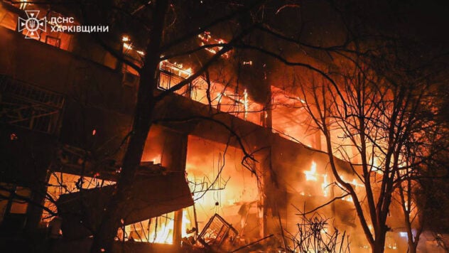 unter den Fragmenten der ukrainischen und polizeilichen Polizei. Die Polizei enthüllte die ersten Schüsse aus dem Ort eines schrecklichen Angriffs auf Kharkov, den Russland in der Nacht vom 11. Juni durchführte. </p>
<p> Infolge des Schusses wurden drei Menschen getötet, mehr als 60 wurden verletzt. Unter den Opfern — Neun Kinder. </p>
<p> Jetzt sind die Strafverfolgungsbeamten einer der ersten, der an den Ort der Tragödie ankommt: Sie haben Menschen aus den Trümmern extrahiert, die Flamme, die in der Öffentlichkeit richtig ausbrach, und ihr Leben retteten. </p>
<blockquote>
<p> — In dieser Dunkelheit unter Staub, Rauch und Schmerz — Ein Mann unter dem Wrack sang die Hymne der Ukraine, — Die Polizei berichtete. </p>
</blockquote>
<p> Diese Mitarbeiter haben es bereits geschafft, Tausende von Ukrainern in sozialen Netzwerken zu bewegen. </p>
<p> — Es ist schwer zu vergessen. Es ist unmöglich zu vergeben. Kharkov ist es wert. Wir stehen und wir, — In der Nachricht heißt es. </p>
</p>
<h2> Kharkov am 11. Juni </H2> </p>
<p> Wir erinnern uns, dass der Angriff russischer Drohnen in mehreren Gebieten blitzte. </p>
<p> 64 Menschen litten. Drei Bewohner von Kharkiv wurden getötet. </p>
<p> Feind UAVs kamen in das Trolleybus -Depot, das Privathaus und mehrere Wohngebäude. </p>
<p> verbrannte auch Autos, ein Spielplatz. </p>
</p>
</p>
<h3> Der Angriff der Drinemicopolisopolision</p>
<!-- relpost-thumb-wrapper --><div class=