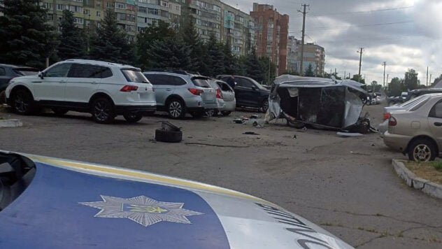 Tesla Flew in den Park-Lot: sieben Autos. = 