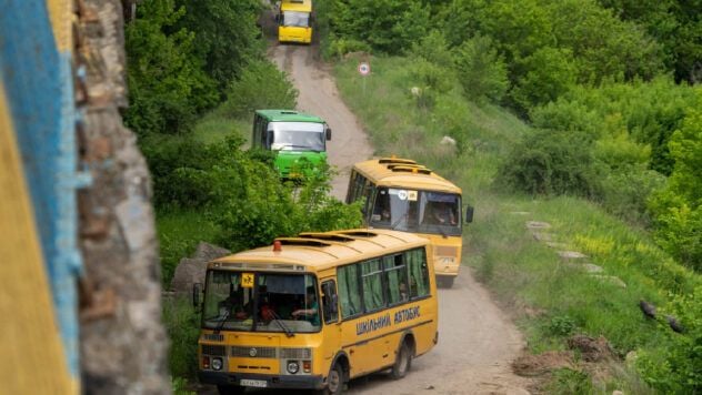  wurden aus den Grenzgemeinschaften der Sumy -Region evakuiert, 26 davon waren Kinder. Dies wurde von Sumy OVA angekündigt. </p>
<p> <l2> Die Evakuierung aus den Grenzregionen von Sumshchina </H2> </p>
<p> Nach den Informationen der regionalen Staatsverwaltung, der meisten evakuierten Menschen – Einwohner von Sumy und Schostkinsky -Bezirken. </p>
<p> aller Evakuierungsmaßnahmen unterliegen Einwohnern von 213 Siedlungen der Region. Mehr als 60% der lokalen Bevölkerung haben die gefährlichen Gebiete bereits verlassen. </p>
<p> jetzt sehen sie sich </p>
<p> gleichzeitig in 60 Dörfern an, in denen die Evakuierung noch andauert, alle Einwohner haben bereits ihre Häuser verlassen. </p>
<p> Nach Angaben des Generalstabs der Streitkräfte feuerten am 15. Juni russische Truppen eine Reihe von Siedlungen der Sumy -Region aus Artillerie und Mörsern ab. Pisarevka, Turia, Hoch, Passagen, weißer Birke, Sosnovka, Bars und Pokrovka. Außerdem schlug der Feind im Dorf Petrushovka einen Luftfahrtschläge. </p>
<p> Präsident Vladimir Zelensky im Abendkreis am 14. Juni erklärte, dass die Situation in Sumy -Richtung angespannt, aber kontrolliert bleibt. Die ukrainischen Streitkräfte stoppten die Offensive des Feindes. </p>
<p> In der ersten Juniwoche wurden fast 900 Menschen aus den Grenzregionen Sumyshchina in sicherere Gebiete gebracht. </p>
<p> In der Evakuierung nahmen regionale militärische Verwaltungen, Retter, Polizisten und Freiwillige teil. Themen: </H3> Krieg in der Ukraine</p>
<!-- relpost-thumb-wrapper --><div class=