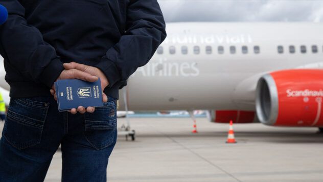 Die RADA adoptierte die Gesetze. Verkhovna Rada verabschiedete ein Gesetz, das die Einführung des Instituts für multiple Staatsbürgerschaft vorsieht. Die Ukrainer, die ins Ausland gegangen sind, können einen Reisepass eines anderen Staates ohne Staatsbürgerschaft erhalten. </p>
<p> <l2> Das Gesetz über mehrere Staatsbürgerschaft </H2> </p>
<p> 243 Parlamentarier stimmte für das Dokument. In naher Zukunft wird er zur Unterschrift an den Autor der Rechnung &#8212 geschickt. Präsident der Ukraine Wladimir Zelensky. </p>
<blockquote>
<p>— Die derzeitige Gesetzgebung zwang die Ukrainer, zwischen der Heimat und den Fähigkeiten des Lebens im Ausland zu wählen, was für nationale Interessen schädlich war, — Präsident des Weltkongresses der Ukrainer Pavel Grod, der seine Kollegen einsetzte und mit zusammengearbeitet hat. </p>
</p>
</blockquote>
<p> öffentliche Initiative des Ziels nach der Abstimmung im Parlament sprach mit Vertretern der ukrainischen Diaspora in Polen, Deutschland und Lateinamerika, um herauszufinden, wie sie auf ein solches Gesetz reagierten. Watch </p>
<h2> wie die Ukrainer im Ausland auf mehreren Staatsbürgerschaft auf das Gesetz reagiert haben </H2> </p>
<p>Der ukrainische Hausleiter des ukrainischen Hauses in Polen Miroslava Kerik sagte, dass über 34 Jahre der Unabhängigkeit der Ukraine in Polen, wo Karol Navotsky, bekannt für anti -ikrainische Aussagen, nur wenige Zehntausende Ukrainer mit einer geringen Stimmung mit einer geringen Stimmung mit einer geringen Stimmung mit einer geringen Stimmung mit 1,78% der Stimmen erhielt. </p>
<blockquote>
<p>— Dies ist ein wenig im Vergleich zur Anzahl unserer Migranten in Polen. Zusammen mit Flüchtlingen gibt es hier mehr als 2 Millionen von uns. Die Ukrainer erhalten keine Polnische oder andere Staatsbürgerschaft, da sie den Kontakt mit der Ukraine nicht unterbrechen und sich der Loyalität dafür fühlen möchten. Dies hat keine sehr positiven Konsequenzen für ihren Status und ihren politischen Einfluss in den Wohnsitzländern: Sie haben kein Wahlrecht und können nicht kandidieren. </p>
</blockquote>
<p> Dies bedeutet, dass es für die ukrainische Gemeinschaft und für die Ukraine in den Programmen politischer Parteien keine wichtigen Probleme gibt, und niemand wird als ihre Meinung angesehen, — Miroslava Kerik bemerkte. </p>
<p>Nach ihrer Annahme des Gesetzes können die Ukrainer mit einem polnischen Reisepass mehr Hebel haben, um Manipulationen in Bezug auf Themen und die Notwendigkeit, die Ukraine, insbesondere in Polen, zu unterstützen, zu reduzieren. </p>
<p> In Deutschland, wo die größte Anzahl von ukrainischen Flüchtlingen lebt, wird die Frage der Erlangung mehrerer Staatsbürgerschaft in zwei Jahren relevant. So glaubt der Soziologe, Forscher für medizinische Politik und Migration, Elena Slobodyan, der in Berlin lebt. </p>
<blockquote>
<p>— Vor einer umfassenden Invasion in Deutschland lebten 150.000 Ukrainer, jetzt mehr als eine Million. Selbst wenn die Hälfte dieser Menschen in Deutschland bleibt, möchte die Mehrheit einen deutschen Pass haben, um nicht in &#8220 zu sein. die graue Zone ” Weil Menschen nicht für unendlich in einem begrenzten Zustand sein können. Deutscher Pass — Der einzige Weg, um den Migrationsdienst in Ruhe zu lassen, — Elena Slobodyan bemerkte. </p>
</blockquote>
<p>Sie schlug vor, dass es seit 2027 die erste Welle von Dokumenten erwartet hatte, die Dokumente von Flüchtlingen, die fünf Jahre im Land leben werden, in deutschen Pässen einreichen. </p>
<p> Nach ihr haben sie für Ukrainer, die bis 2022 in Deutschland lebten, aufgrund des Wunsches, die Ukrainer zu erhalten, keine deutsche Staatsbürgerschaft mehr erhalten. Lateinamerika. Dies wurde von Vittorio Sorotyuk Vittorio Sorotyuk, Vizepräsident der Ukrainer Lateinamerikas </p>
<blockquote>
<p>, erzählt.— Ungefähr 600.000 Nachkommen der Ukrainer leben in Brasilien. In den letzten 20 Jahren haben tausend Nachkommen nach dem Status eines ukrainischen Auslands gesucht und erhalten, aber 95% von ihnen haben es nicht wiederhergestellt. Wir kennen nur eine Familie, die zurückgekehrt ist, um in der Ukraine zu leben. Ungefähr 20 Nachkommen in der Ukraine, — Vittorio Zorotyuk erzählte. </p>
</blockquote>
<p> Möglicherweise werden mehrere Familien mehr Familien in die Ukraine zurückkehren, was der Vizepräsident des Weltkongresses der Ukrainer für Lateinamerika zurückkehren kann. </p>
<p>Es ermöglicht es auch, Labour -Migranten im ukrainischen Rechtsbereich zu legitimieren, die seit vielen Jahren in Portugal und Italien leben und Pässe dieser Länder erhalten. Dies wird vom Direktor des Internationalen Instituts für Bildung, Kultur und Beziehungen zur Diaspora der Nationalen Universität, Lviv Polytechnic Irina Klyuchkovskaya, betont. </p>
<p> Dies ist genau diese Institution hat die Diaspora, Migration und Kommunikation der Ukraine mit den Ukrainern in der Welt untersucht. </p>
<blockquote>
<p>— Es ist gut, dass es in der Ukraine das Verständnis gab, dass wir Menschen verlieren. Wir können uns keinen Luxus leisten. Die Anzahl der Ukrainer, die aus dem Ausland zurückkehren werden, — Irina Klyuchkovskaya schlug vor. </p>
</blockquote>
<p> ihrer Meinung nach müssen Sie nach Mechanismen suchen, wie sie sie ständig im ukrainischen Bereich halten können. Ukrainischer Pass — Eines dieser Werkzeuge. Er legt tatsächlich ein gleiches Zeichen zwischen denen, die in der Ukraine und im Ausland, sagte sie. </p>
<blockquote>
<p> — Dies ist eine gute Geste des Staates, um zu zeigen, dass die Ukraine sie sieht und erkennt. Dies wird dazu beitragen, das enorme Potenzial der Ukrainer im Ausland mit der Mentalität der Länder, in denen sie leben, um die Ukraine wiederherzustellen, — Klyukovskaya bemerkte. </p>
</blockquote>
<p> Vor kurzem, stellvertretender Premierminister — Der Minister für nationale Einheit Alexei Chernyshev stellte fest, dass 90% der Ukrainer im Ausland in Ländern sind, in denen mehrere Staatsbürgerschaft zulässig sind. </p>
</p>
</p>
<h3> Verwandte Themen: </H3> Krieg in der Ukraine Zavontovyn Bastard.</p>
<!-- relpost-thumb-wrapper --><div class=