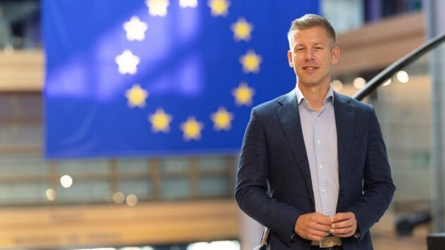 Opposition des Ungarns Ankündigte den Hunger-Offosition des Hunger-Hunger-Offosition-Pitositions-Plosters. Leiter der Tisa -Partei Peter Madyar kritisierte die Kampagne mit dem Titel Voks 2025, die vom Premierminister Viktor Orban abgehalten wurde. Er nannte es “ Ein Gesamtfehler ”. </p>
<p> Der Politiker schrieb darüber auf Facebook. </p>
<p> <l2> Die Opposition von Ungarn kündigte an, dass die ORBAN-Umfrage </H2> </p>
<p> Madyar behauptet, dass laut Postämtern im ganzen Land nur 3-7% der Bürger volles Papier zurückgegeben hätten. Bulletins. Dies sind ungefähr 500.000 Menschen. Gleichzeitig war die Anzahl der Online -Köpfe im Vergleich zum Papier noch geringer. </p>
<p> jetzt sehen sie nach ihm nach. Trotz Propaganda -Aussagen konnten nicht mehr als 600.000 Menschen an der Abstimmung teilnehmen. </p>
<blockquote>
<p> — Dies ist das niedrigste Ergebnis in der gesamten Geschichte der nationalen Konsultationen. Und dies ist unter Bedingungen, wenn die Kampagne mehrere Monate dauerte, wobei die vollständige Mobilisierung und Verbrennung von zehn Milliarden staatlichen Fonds. Gesamtfehler, — Der Führer der Oppositionspartei betonte. </p>
</blockquote>
<p> Madyar wies auch darauf hin, dass es während der Existenz von Voks 2025 keinen einzigen Ständer und kein einzelnes offenes Meeting gab – nur eine Mailingliste. Er betonte, dass 10 Milliarden Streitkräfte (ca. 28,6.000 US -Dollar) für diese sogenannte Umfrage ausgegeben wurden, die zur Reparatur von Krankenhäusern oder zur Verbesserung der Eisenbahnen verwendet werden konnten. </p>
<p> – Ein Misserfolg, eine korrupte Regierung ist nicht an echten Problemen von Menschen interessiert und es ist nicht gewagt, in ihre Augen zu schauen. Es schreibt nur Briefe “, fügte er hinzu.</p>
<!-- relpost-thumb-wrapper --><div class=