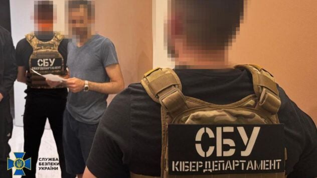  Sonderbetrieb, der Sicherheitsdienst der Ukraine, zusammen mit der nationalen Polizei, den Strafverfolgungsbeamten von Frankreich und bei Koordinierung von Eurol den Entwickler einer der berühmtesten Hacker -Plattformen der Welt enthüllte.Die SBU enthüllte den Entwickler der Hacker -Plattform: Was ist </H2> </p>
<p> Seit mehr als 10 Jahren bekannt. Unter den Nutzern befanden sich Teilnehmer an berühmten Hacker -Gruppen, insbesondere Revil, Lockbit, Conti und Qilin. </p>
<p> sehen jetzt </p>
<p> anLaut der Untersuchung wurden mehr als 50.000 Benutzer auf der Plattform registriert. Sie verwendeten eine Ressource für Angriffe auf automatisierte Systeme von Banken, staatlichen Institutionen und Unternehmen in den USA und EU -Ländern. </p>
<p> Angreifer kauften böswillige Programme und primäre Zugriff auf Computernetzwerke im Forum, wonach sie die Opfer erpressen — Im Falle einer Weigerung, den erforderlichen Betrag zu zahlen, drohten sie, vertrauliche Daten oder die Aktivitäten des Unternehmens zu veröffentlichen. </p>
<p> dokumentierte auch die Verwendung der Ressource, um neue Mitglieder von Hacker -Gruppen zu rekrutieren und die neuesten viralen Entscheidungen zu verkaufen. </p>
<p> Infolge des internationalen Betriebs wurde der Standort des Forumsadministrators eingerichtet und die Ressourceninfrastruktur teilweise blockiert. Während der Suche wurden Computergeräte, Mobiltelefone und Bargeld, die der Beklagte durch Kryptowährung erhielt, beschlagnahmt. </p>
<p> Die Untersuchung wird fortgesetzt. Alle Personen, die an der Funktionsweise der kriminellen Plattform beteiligt sind, werden festgelegt. Die Operation wurde unter der Verfahrensführung des Amtes des Generalstaatsanwalts durchgeführt. </p>
</p>
</p>
<h3> Verwandte Themen: </h3>
<p> Cybersicherheit von Buccher -Hacker -Angriffen</p>
<!-- relpost-thumb-wrapper --><div class=