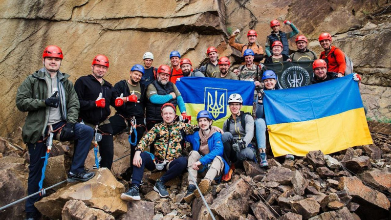 mit der Ukraine im Herzen: internationale Initiativ-Initiative-Mountain-Seed Mountain-Figur für die Reueliation der Ukraine