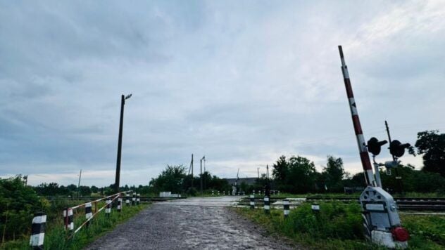 plötzlich ausgefallen: auf ivano-frrankine, der Zug, der in der Pa. Ivano-Frankovshchina Bei der Eisenbahnüberquerung traf der Zug ein Kind. Der Vorfall ereignete sich im Dorf Korshev Kolomyia. </p>
<p> Dies wurde vom Pressedienst der nationalen Polizei in der Region Ivano-Frankivsk berichtet. </p>
<p> <l2> Der Zug traf ein Kind </h2>
<p> Eine Nachricht über den Fall im Dorf Korshev war um 19:15 Uhr Kyiv -Zeit auf der operativen Linie 102. Es wurde festgestellt, dass der 46-jährige Fahrer, der den Passagierzug der Ivano-Frankivsk-Kolomyia-Nachricht leitete, das Mädchen eines Fußgängers traf. </p>
<p> Das Kind rannte plötzlich zu einer Eisenbahnüberquerung zu einer verbotenen Ampel. <P> <img class = 