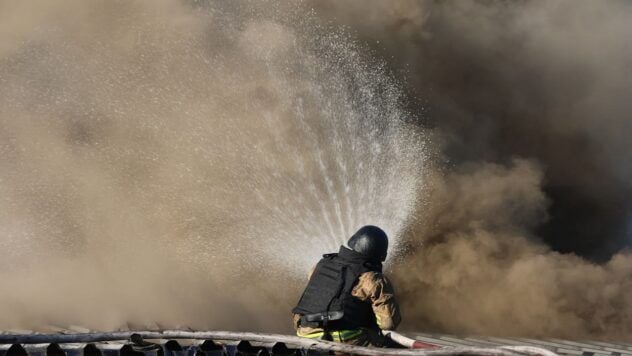 Explosions in Kherson 20. Juli. während Luftangst. Der Feind griff die Stadt und die Region mit Schockdrohnen an. Zwei </p>
<p> <l2> Explosionen in Kherson heute: Was sind die Konsequenzen </H2> </p>
<p> Wie vom staatlichen Notfalldienst berichtet, wurden zwei Personen aufgrund des feindlichen Upaps heute Morgen in den Vororten von Kherson verletzt. </p>
<p> Jetzt bieten sie die notwendige medizinische Versorgung im Krankenhaus. Retter eliminierten das Feuer. </p>
<p> Wir erinnern uns, dass eine 78-jährige Frau aufgrund eines Angriffs von Drohnen in der Region Sumy starb. </p>
<p> verbrannte auch drei Wohngebäude sowie mehrere Haushaltsgebäude. </p>
<p> Der vollständige Krieg in der Ukraine hat bereits 1.243 Tage gedauert. </p>
<p> Auf der interaktiven Karte der Feindseligkeiten in der Ukraine und auf einer Karte der Luftangst in der Ukraine können Sie die Situation in Städten überwachen. Themen: </H3> Krieg in der ukrainischen Explosionson</p>
<!-- relpost-thumb-wrapper --><div class=