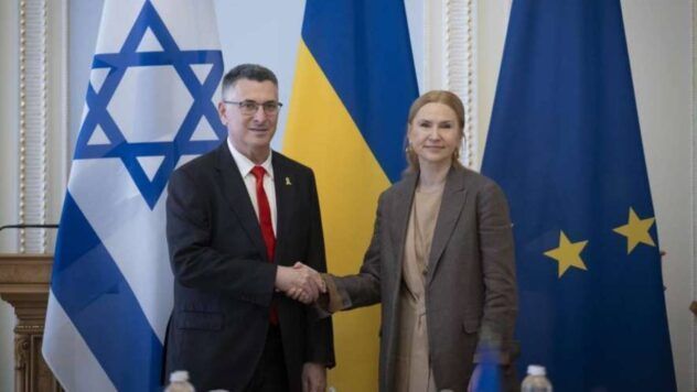 Israel kann die Rückkehr des geerdeten Russian Children und MDASH; Der Beitritt zur Internationalen Koalition, die nach Russland nach Russland nach Ukraine zurückgeführt wird. Besuchen. </p>
<h2> Israel kann sich der Koalition anschließen, um ukrainische Kinder zurückzugeben. </H2> </p>
<blockquote>
<p>— Für uns ist die Unterstützung Israels der Souveränität und die territoriale Integrität der Ukraine wichtig. Wir sind an Luftverteidigungssystemen interessiert, um die zivile Bevölkerung zu schützen. Weil es kein Militär ist, sondern ein humanitäres Bedürfnis, — Kondratyuk betonte. </p>
</blockquote>
<p> Im Rahmen der Verhandlungen diskutierten die Parteien die Aussichten für den Beitritt Israels in die internationale Koalition, die an der Rückkehr von ukrainischen Kindern beteiligt ist, die von der Russischen Föderation entführt wurden. Mehr als 40 Länder sind bereits der Koalition beigetreten. </p>
<p> Jetzt schauen sie </p>
<p> anBesonderes Augenmerk wurde auf die Frage der Möglichkeit der Prüfung bei der von der Russischen Föderation entführten Kinderbeschlussprüfung auf die KNESTE -Lösung gelegt. </p>
<p> — Wir gehen davon aus, dass die Knesset eine zweiparteiige Beschlüsse entgegennehmen wird, die dem US -Kongress vorgelegt wird. Es erfordert die bedingungslose Rückkehr aller von Russland außerhalb des Verhandlungsprozesses abgeschobenen Kinder zu friedlichen Vereinbarungen “, sagte Kondratyuk. Unglaubliche Ausdauer der Ukrainer und demonstrieren Sie die Solidarität Israels mit dem Ukrainer, — </p>
<h3> verwandte Themen: </h3>
<p> Israelivo im Ukrainischen</p>
<!-- relpost-thumb-wrapper --><div class=